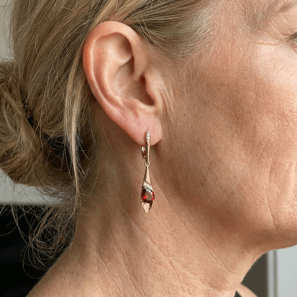Elegant pendant with red crystal in gold