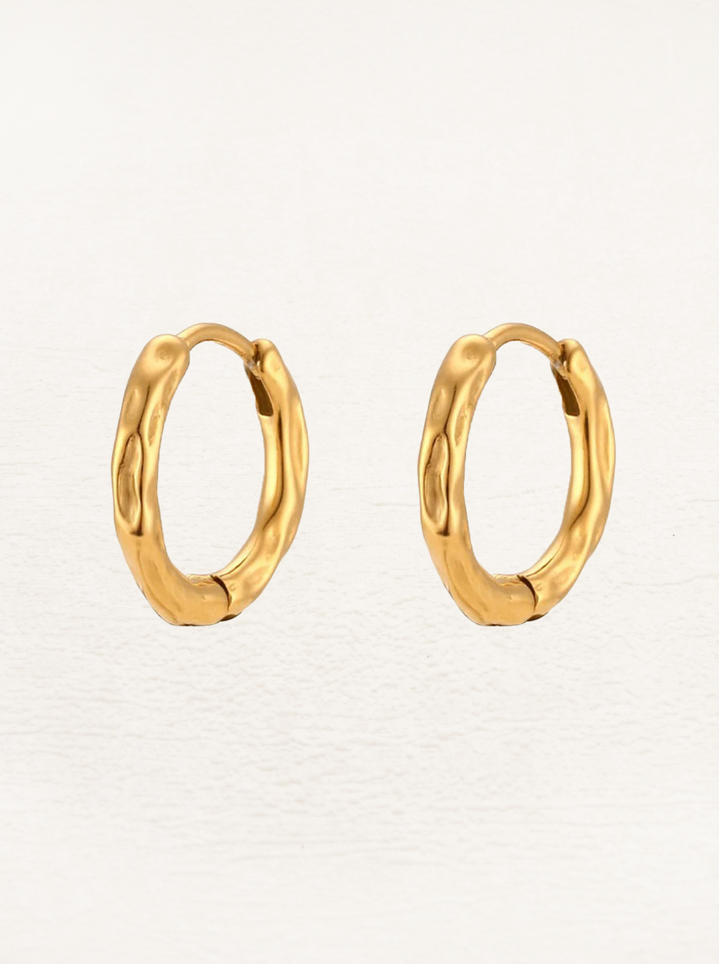 Loïs Hammered Huggie Hoops 15 mm Gold