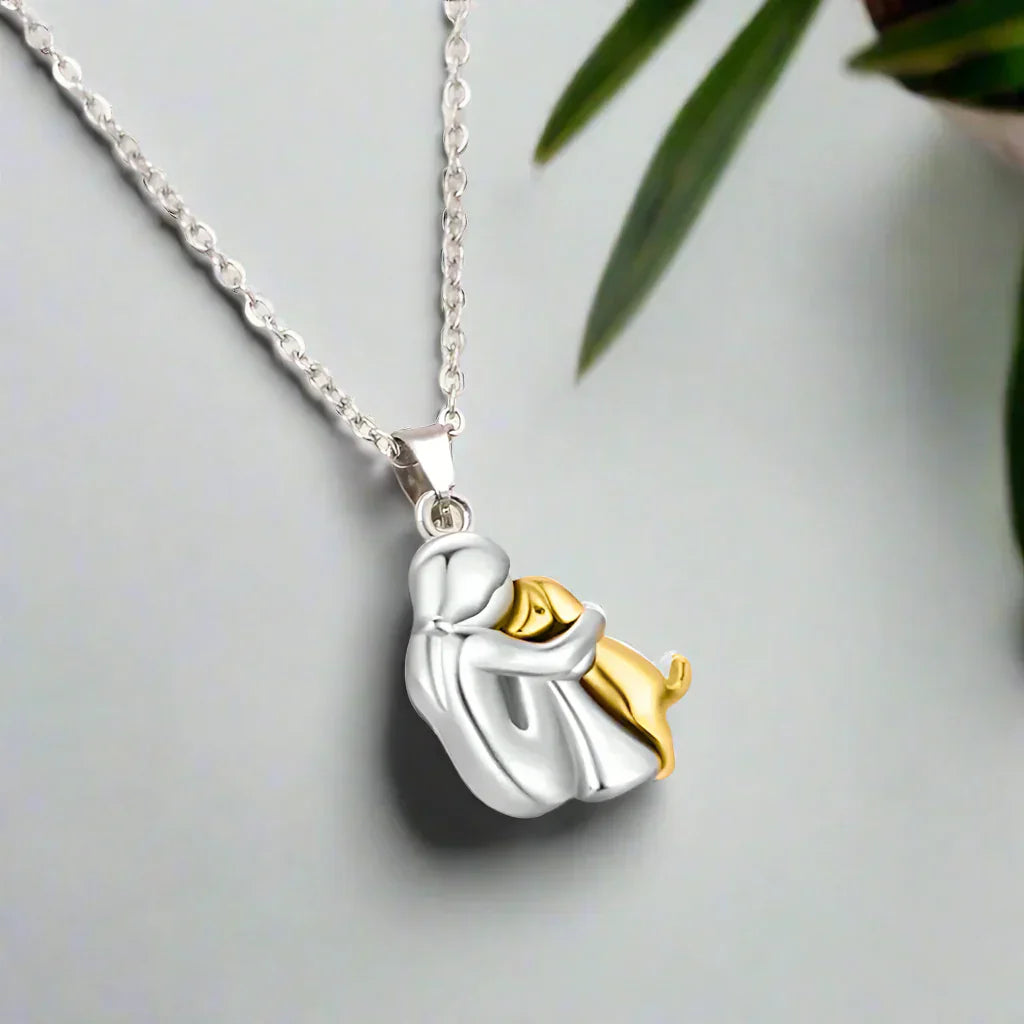 Hug pendant necklace